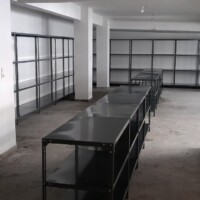 ΡΑΦΙΑ ΝΤΕΞΙΟΝ ΣΕ ΑΠΟΘΗΚΗ ΜΕ ΠΑΓΚΟΣ ΣΤΗ ΜΕΣΗ